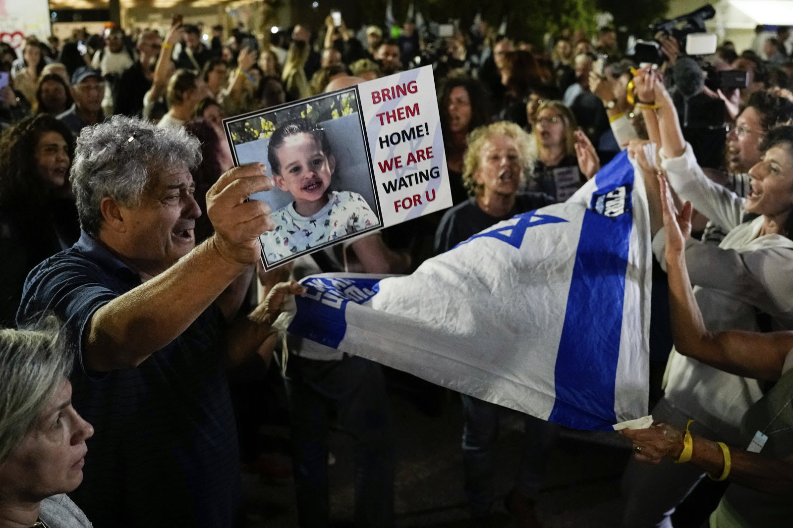 Des Israéliens réagissent à l’annonce de la libération des treize premiers otages, vendredi 24 novembre à Tel Aviv.