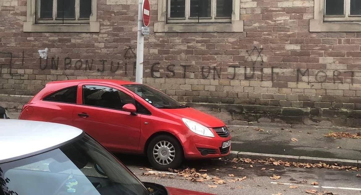 Tag antisémite sur un bâtiment à Strasbourg., où l'on lit "Un bon juif est un juif mort".