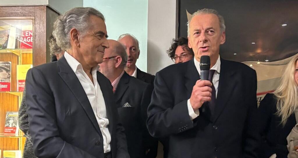Olivier Nora rend hommage à Bernard-Henri Lévy lors de l'anniversaire de 50 ans de l'arrivée de BHL dans la maison d'édition.