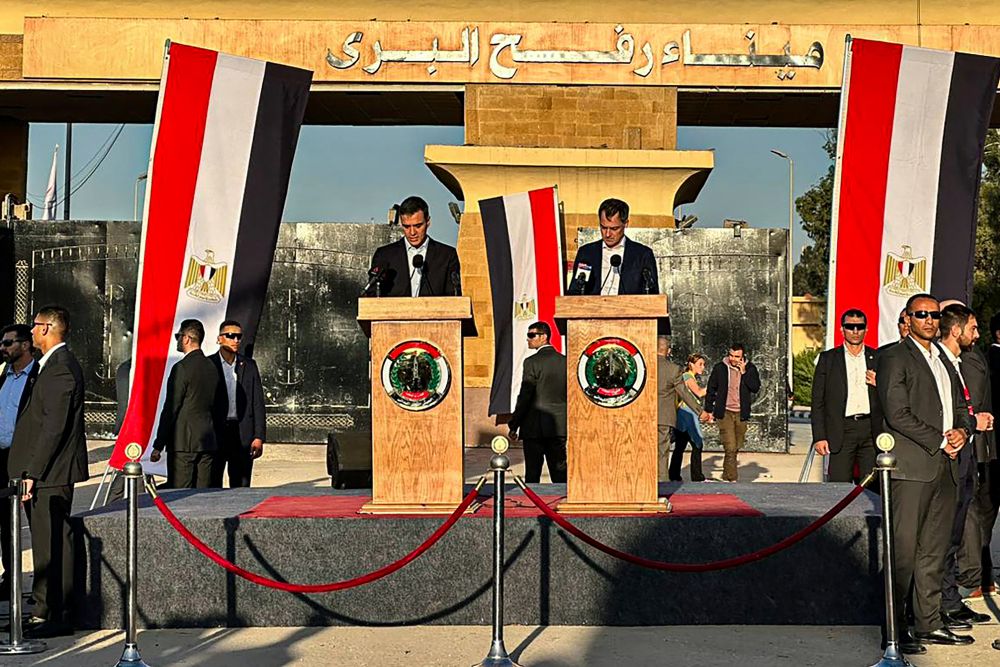 Le Premier ministre espagnol Pedro Sánchez (à gauche) et le Premier ministre belge Alexander De Croo (à droite) tiennent une conférence de presse conjointe du côté égyptien du poste frontière de Rafah le 24 novembre 2023.