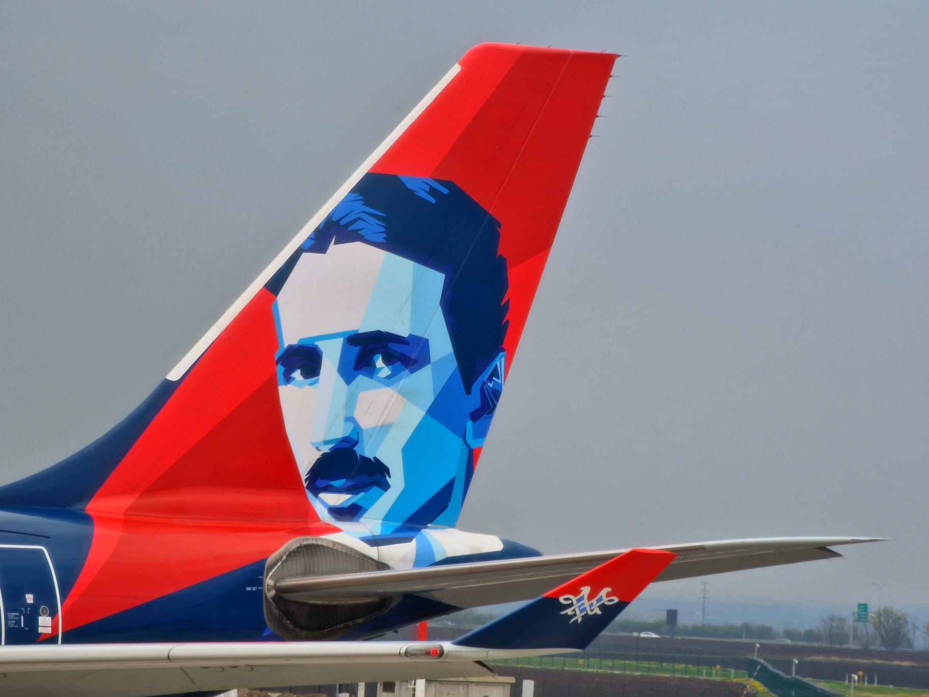 Le visage de Nikola Tesla, peint sur la queue d’un avion de la compagnie Air Serbia.