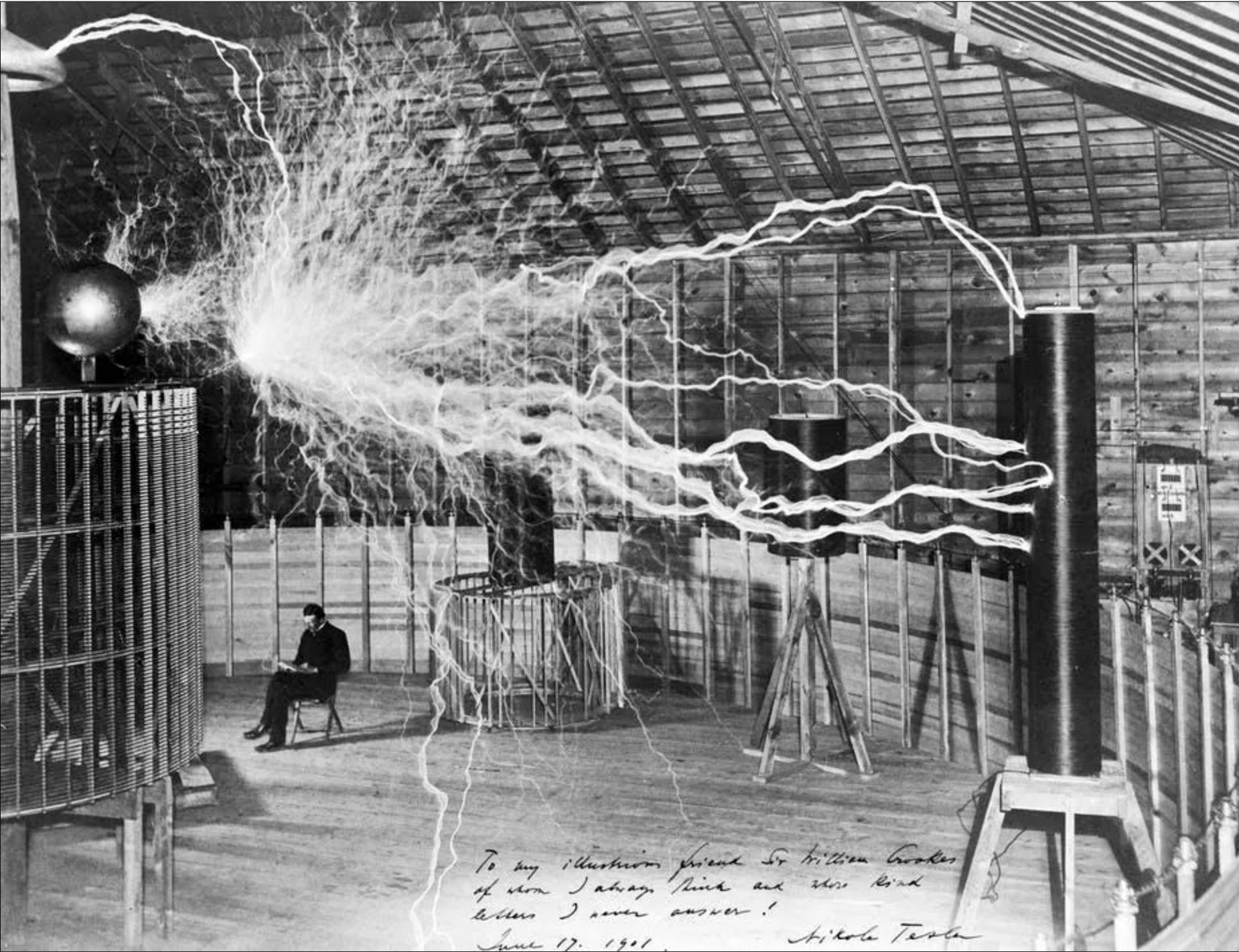 L'inventeur au fond, avec sa bobine Tesla (obtenue grâce à une double exposition). 