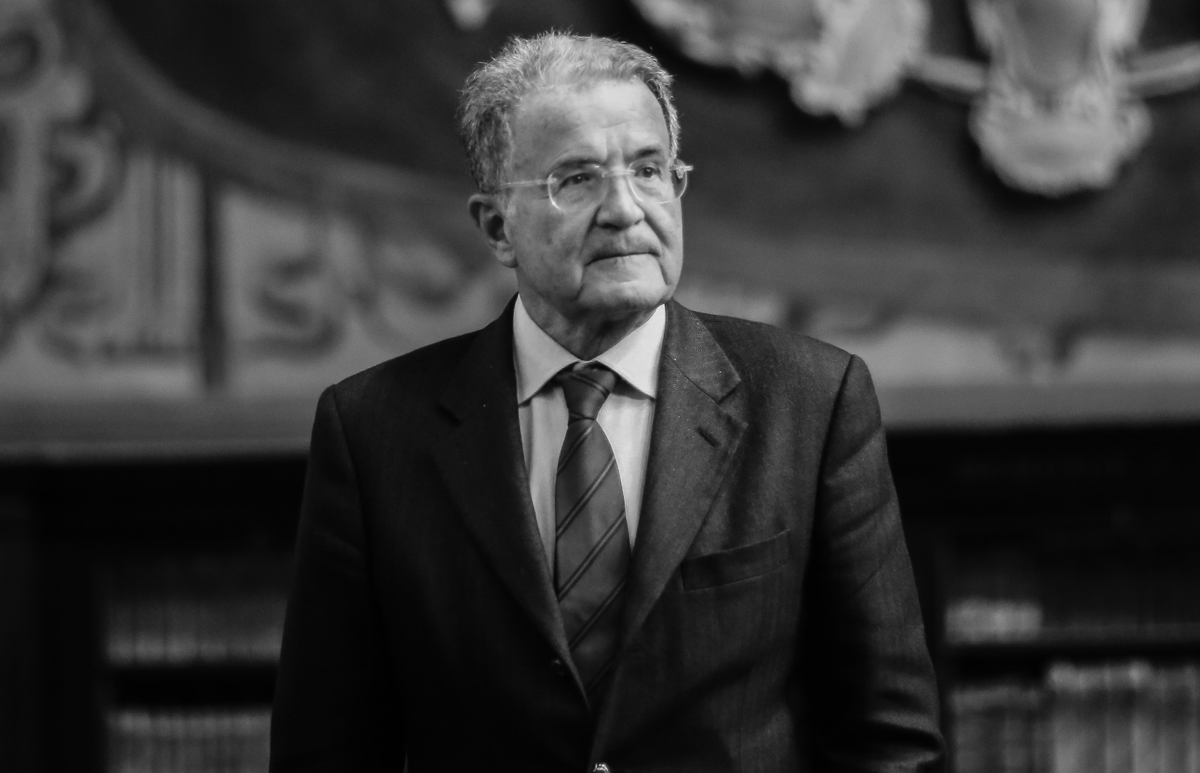 Portrait en noir et blanc de l'ancien président du conseil italien Romano Prodi.