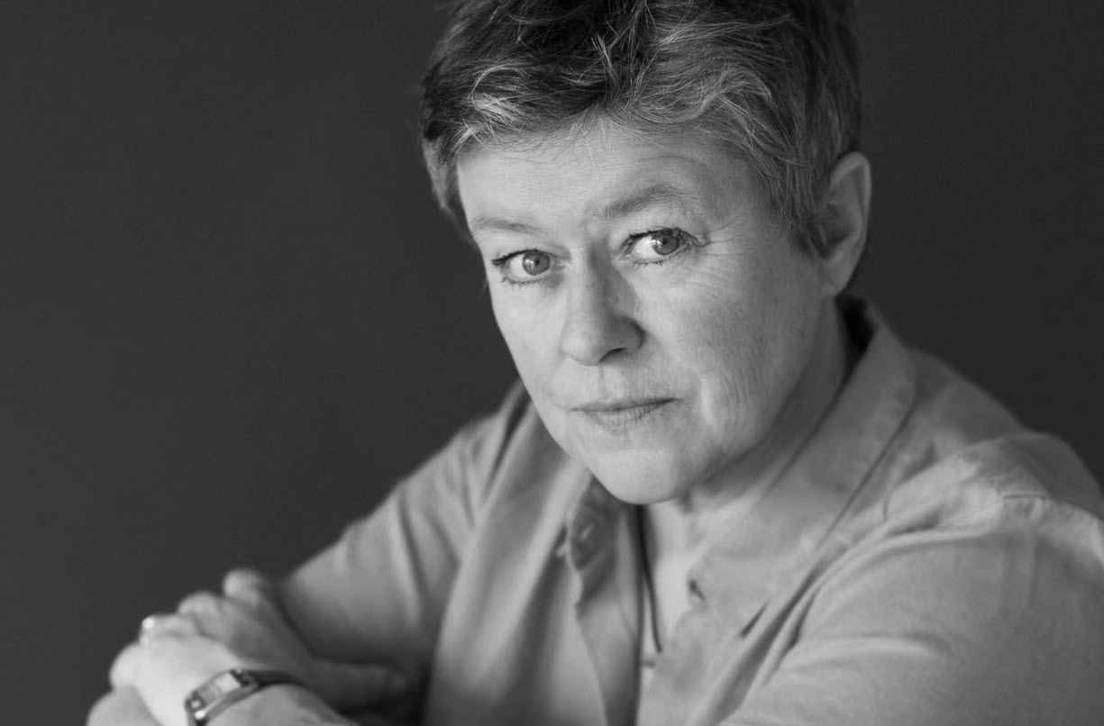L'écrivaine Laure Murat pose pour un portrait en noir et blanc.