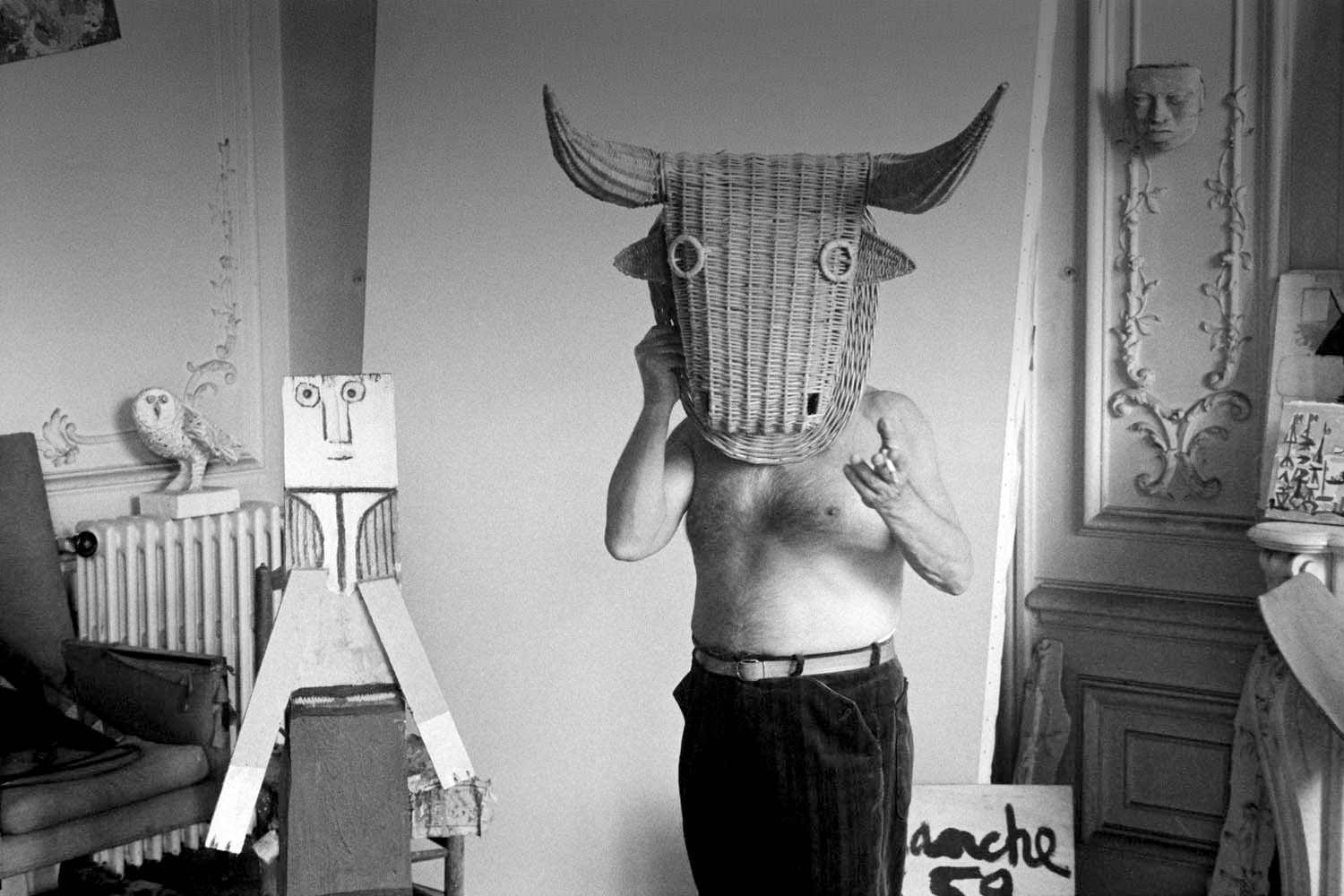 Pablo Picasso portant un masque de taureau.