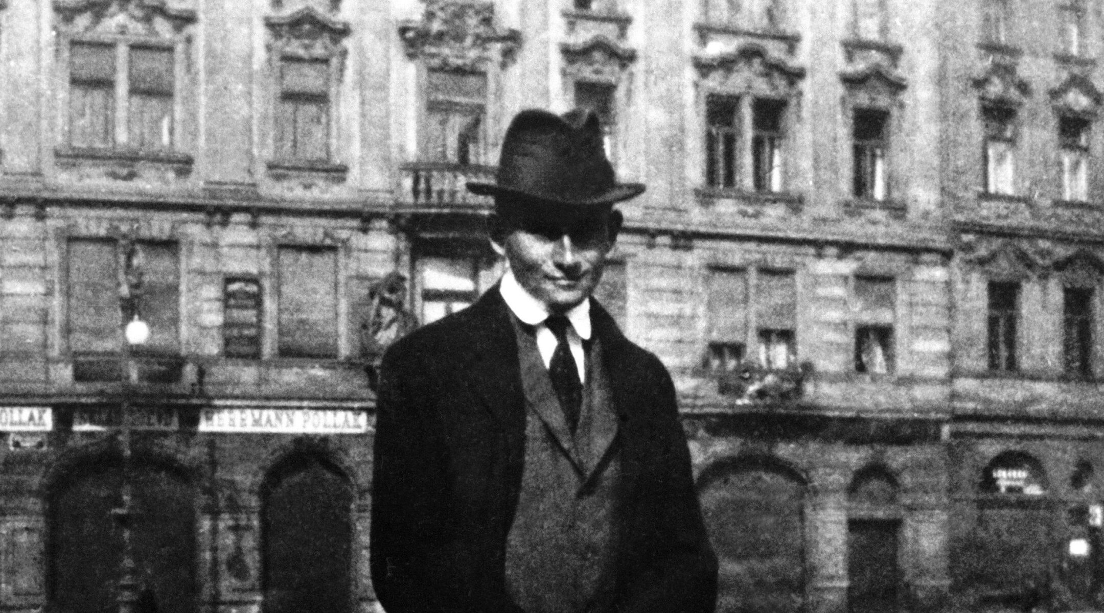 L'écrivain tchèque Franz Kafka posant devant le palais Kinsky, sur la place de la vieille ville de Prague.