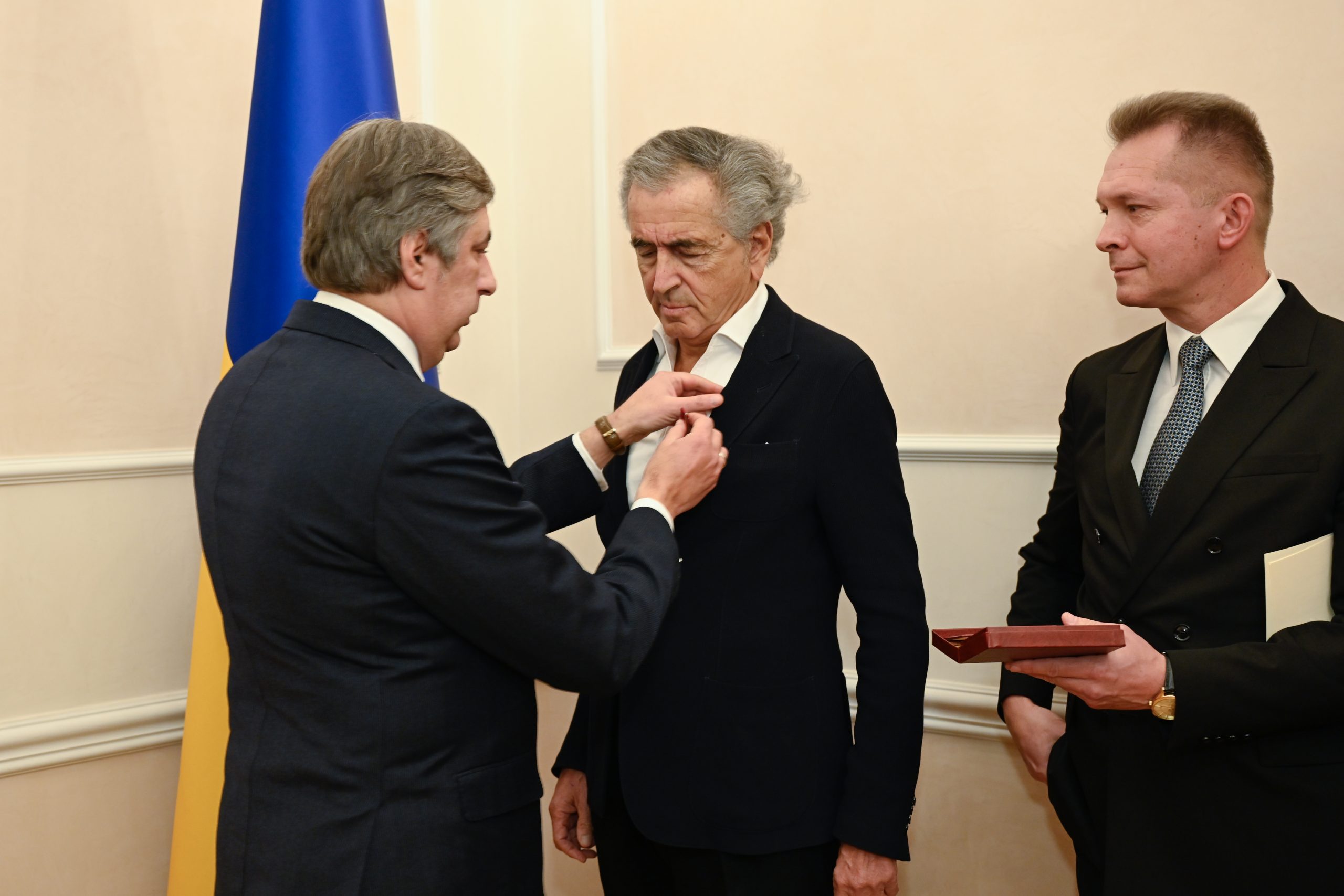Bernard-Henri Lévy reçoit des mains de l’ambassadeur d’Ukraine à Paris la médaille de l’Ordre du Mérite.