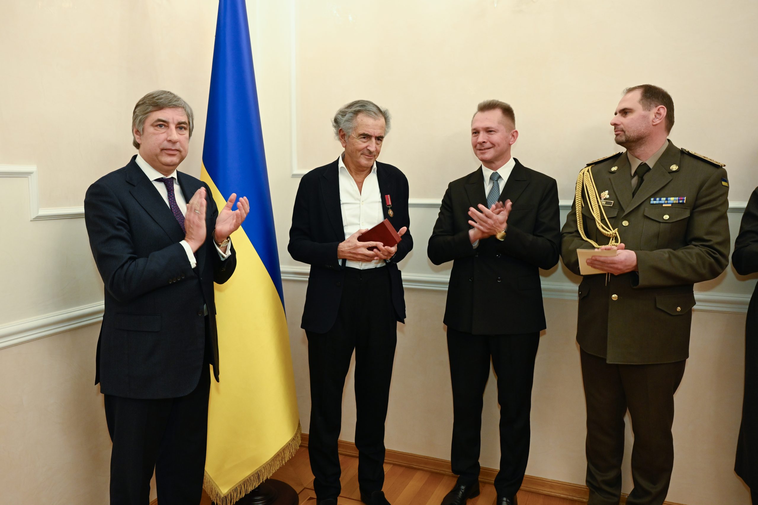 Le philosophe français Bernard-Henri Lévy reçoit l’insigne de Chevalier de l’Ordre du Mérite d’Ukraine. À ses côtés, Vadym Omelchenko, ambassadeur d’Ukraine en France.