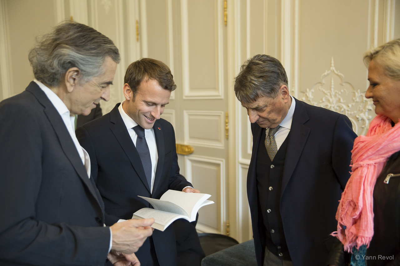 Emmanuel Macron, Bernard-Henri Lévy et Claudio Magris lisent le numéro de la revue La Règle du jeu consacré à Looking for Europe.