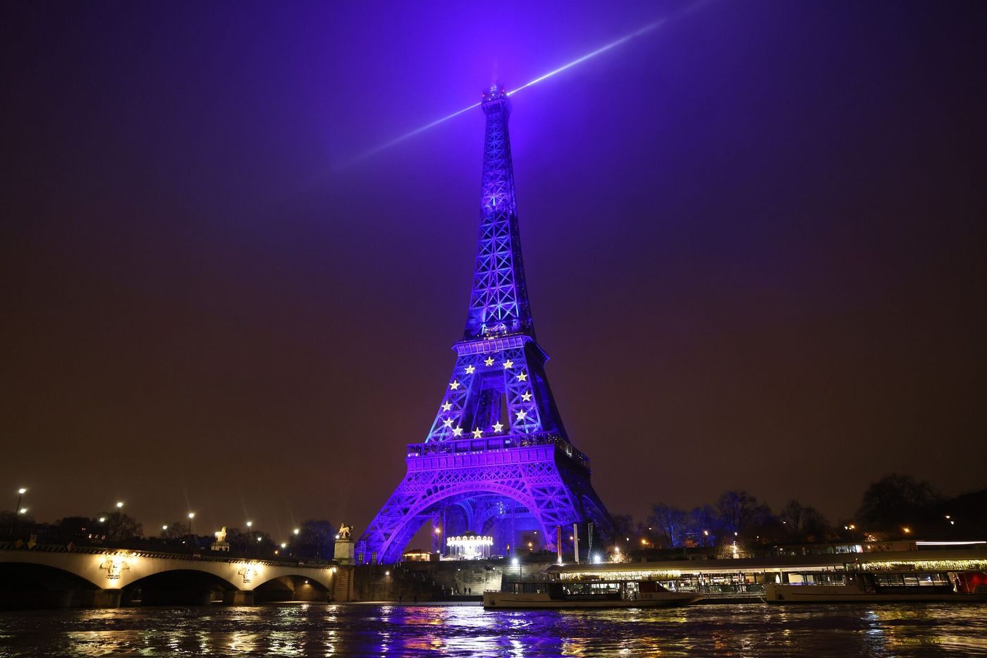 La Tour Eiffel illuminée aux couleurs de l'Europe.