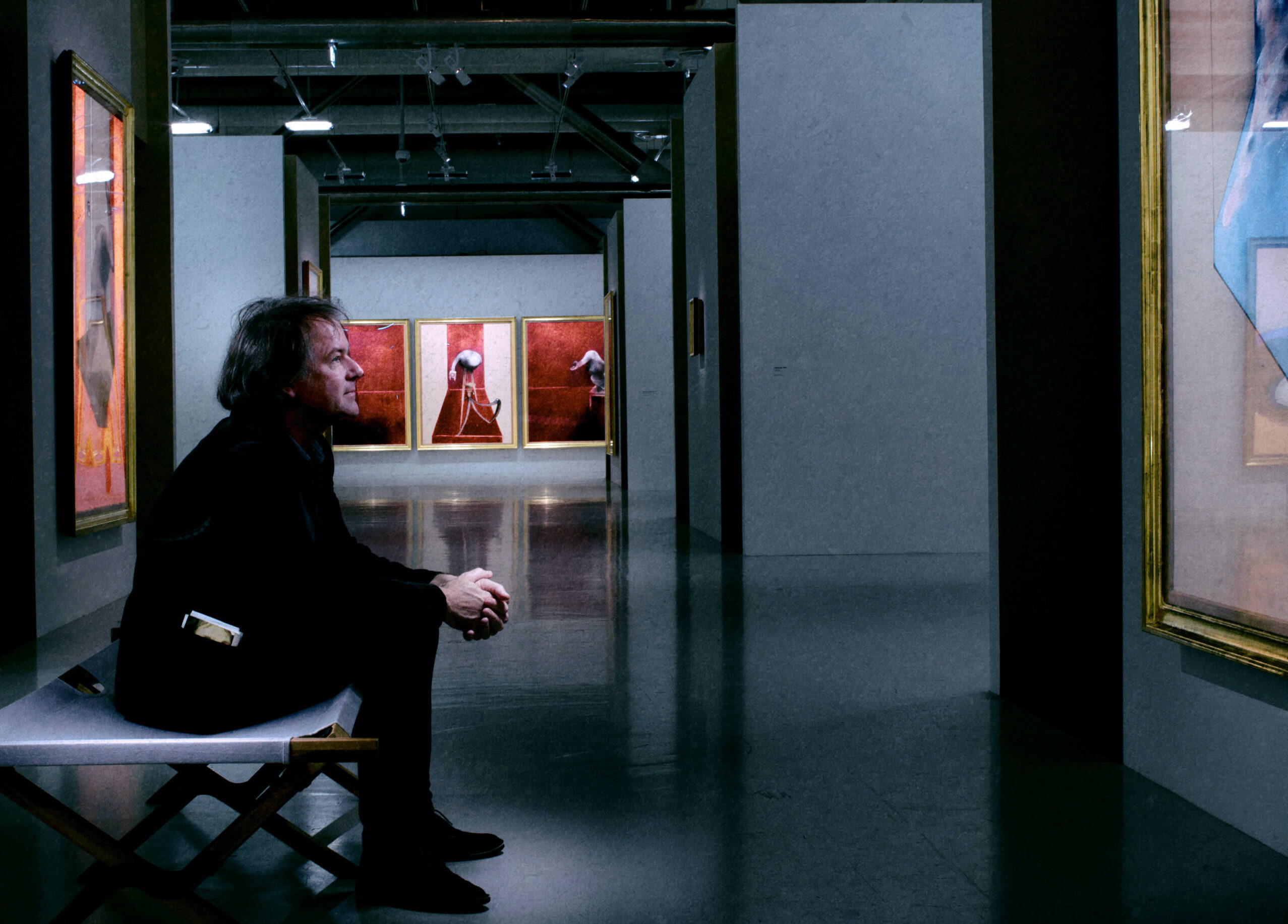 Yannick Haenel, seul, la nuit, au Centre Georges Pompidou, regarde les oeuvres de Francis Bacon.