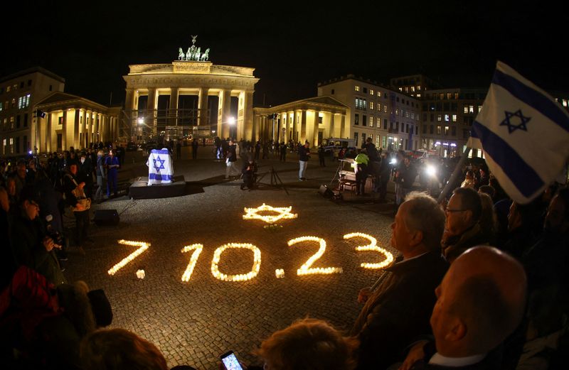 Hommages aux victimes de l'attaque du Hamas du 7 octobre devant la porte de Brandebourg, à Berlin, en Allemagne, le 7 novembre 2023.