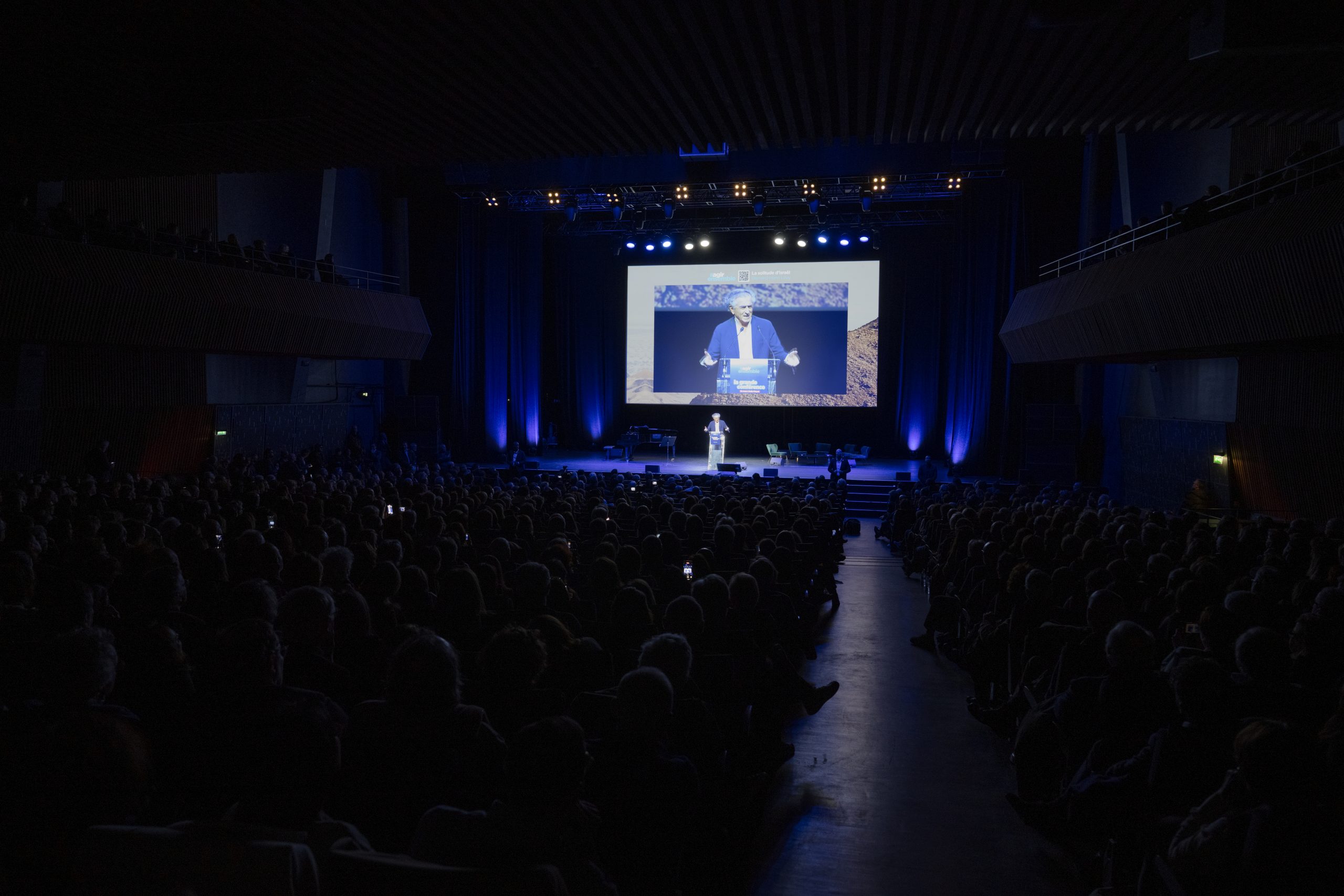 conférence sur son livre « Solitude d’Israël », sur la scène de la salle Pleyel, le 19 mars 2024.