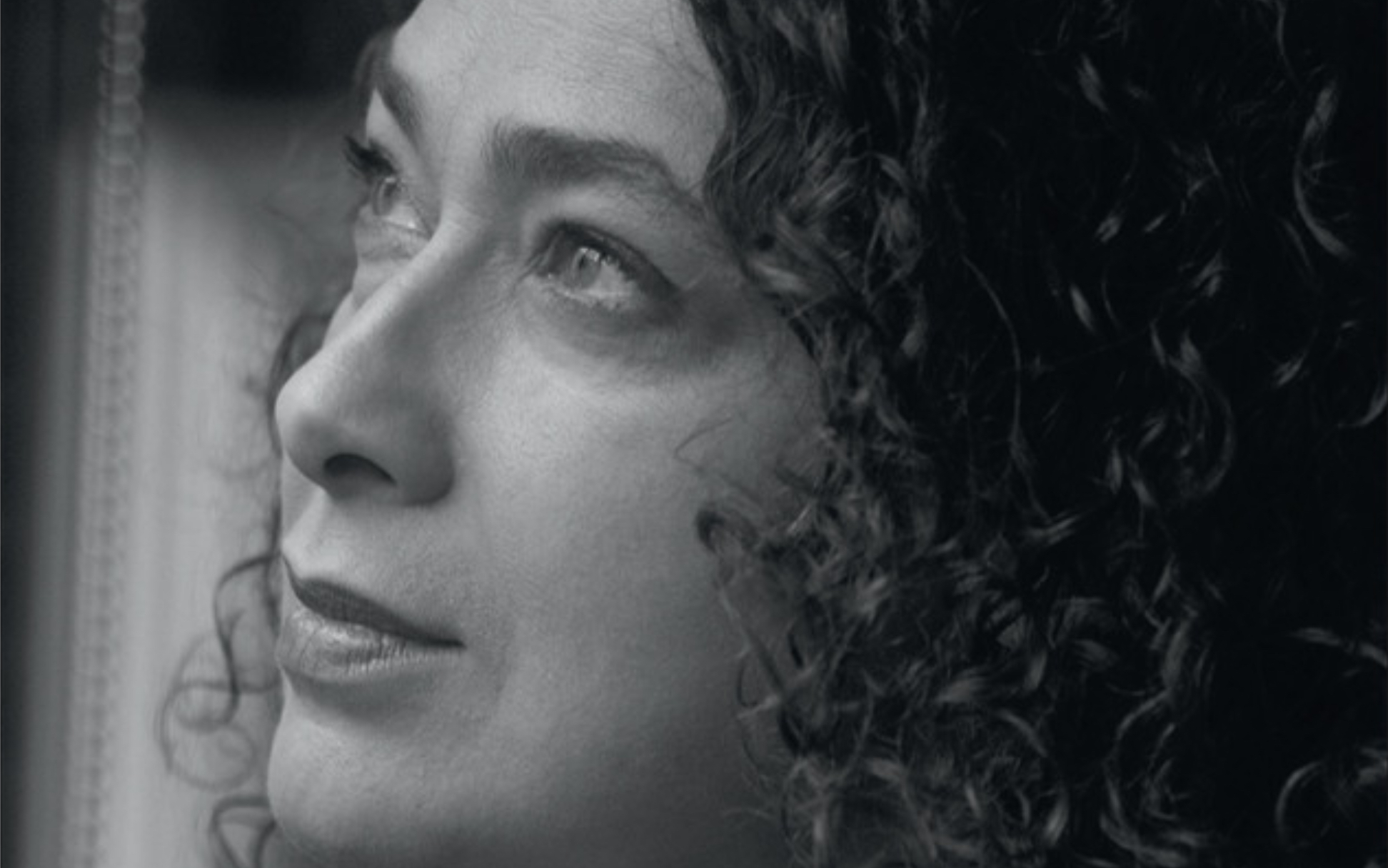 Portrait en noir et blanc de la rabbine Delphine Horvilleur