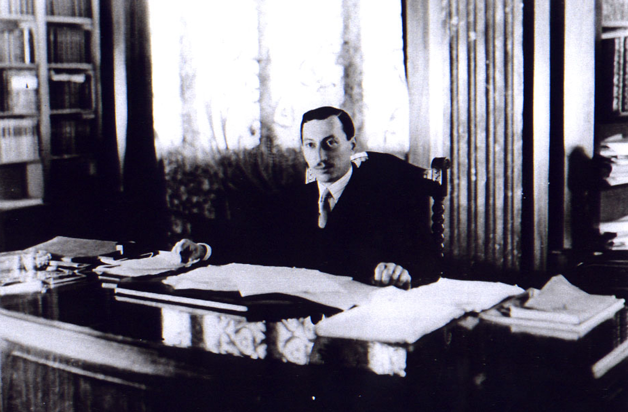 Portrait en noir et blanc de Bernard Natan dans son bureau, rue Francœur.