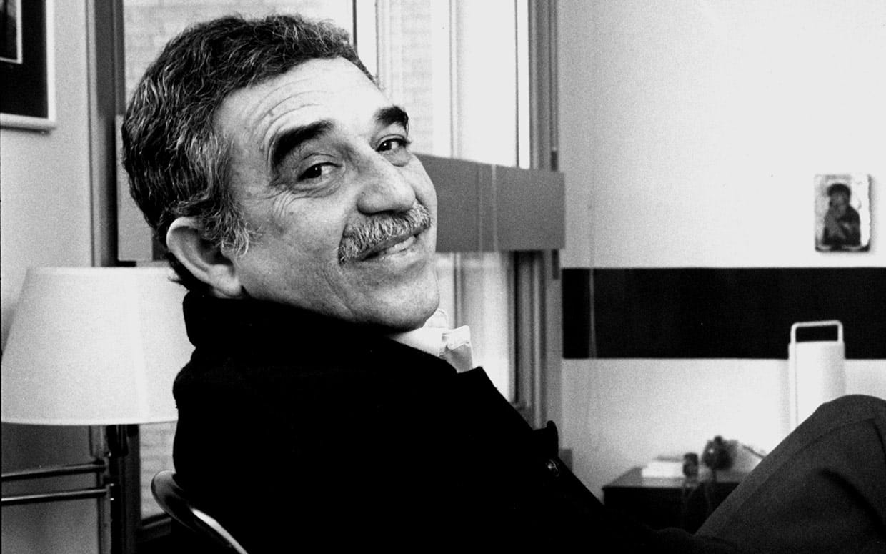Gabriel Garcia Marquez, l'écrivain sud-américain, pose dans une chambre d'hôtel, pour un portrait en noir et blanc.