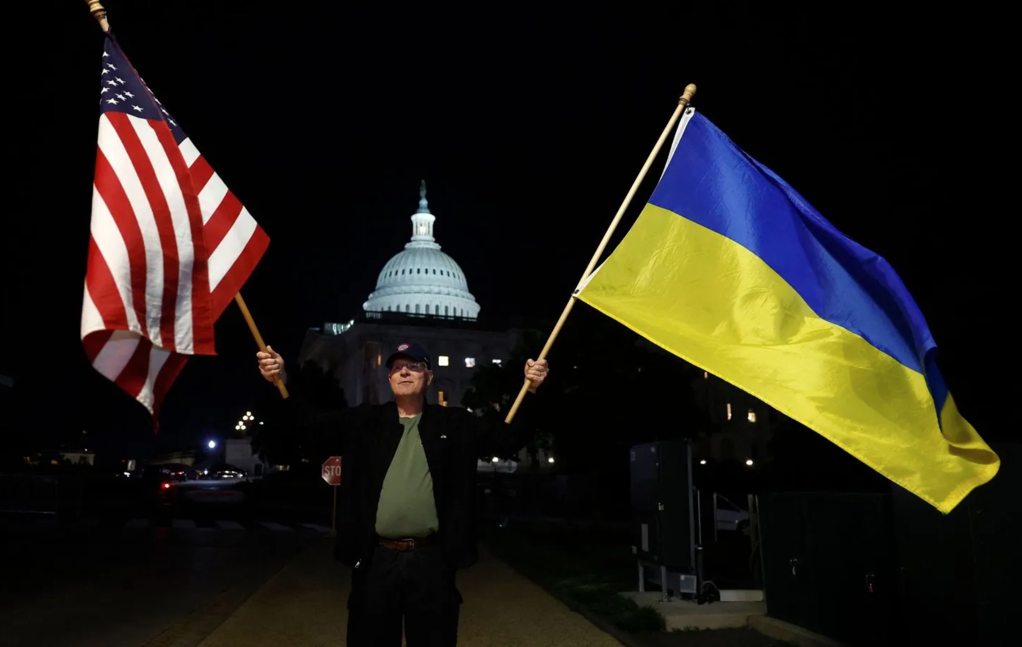 Un partisan de l’Ukraine devant le Capitole américain après que l'adoption par le Sénat d'un projet de loi comprenant une aide de 61 milliards de dollars pour Kiev, à Washington le 23 avril 2024.