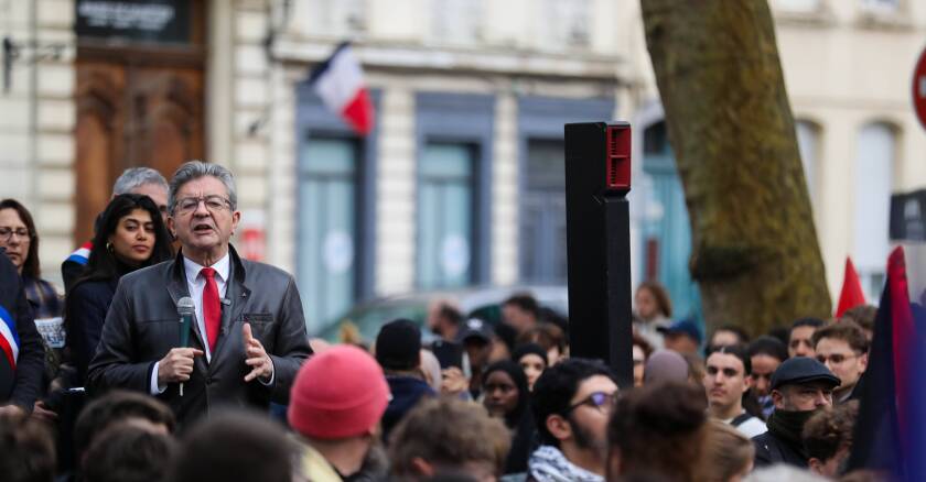 Jean-Luc Mélenchon, lors d'une prise de parole devant l'Université de Lille.