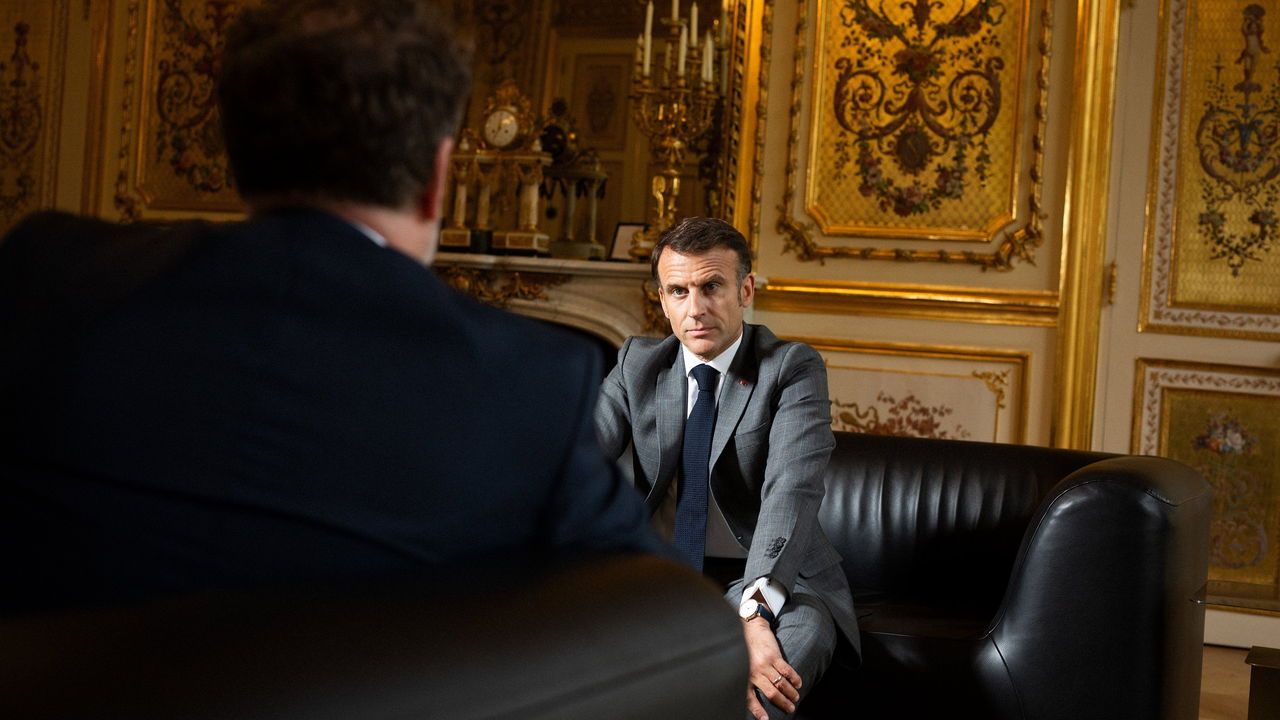 Emmanuel Macron est interviewé par un journaliste de The economist, à l'Elysée.