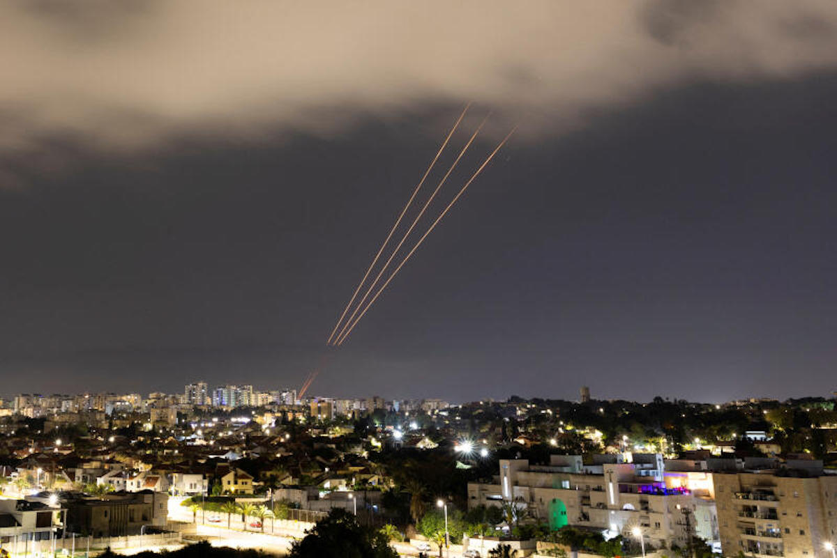 Un système anti-missile agit après l’attaque des drones et des missiles de l’Iran contre Israël. Vu d’Israël, à Ashkelon, le 14 avril 2024.