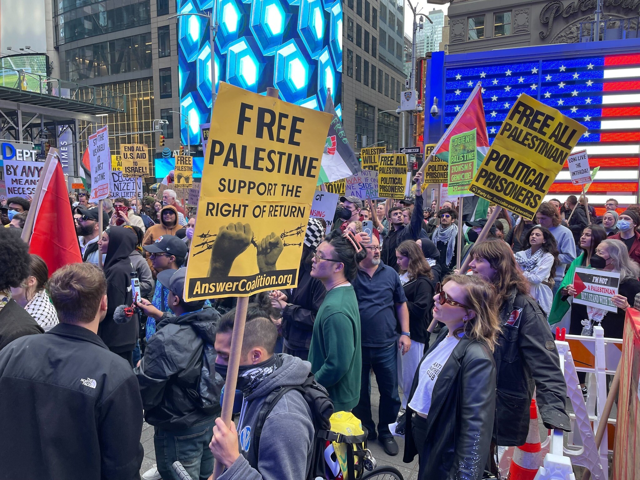 Des manifestants pro-palestiniens rassemblés sur Times Square, à New York, le 8 octobre 2023.