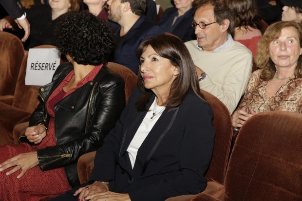 Anne Hidalgo et Bernard-Henri Lévy lors de la soirée de mobilisation contre l'antisémitisme organisée par la revue La Règle du jeu, avec la présence de nombreux intellectuels, écrivains, artistes.