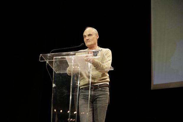 Philippe Val lors de la soirée de mobilisation contre l'antisémitisme organisée par la revue La Règle du jeu, avec la présence de nombreux intellectuels, écrivains, artistes.