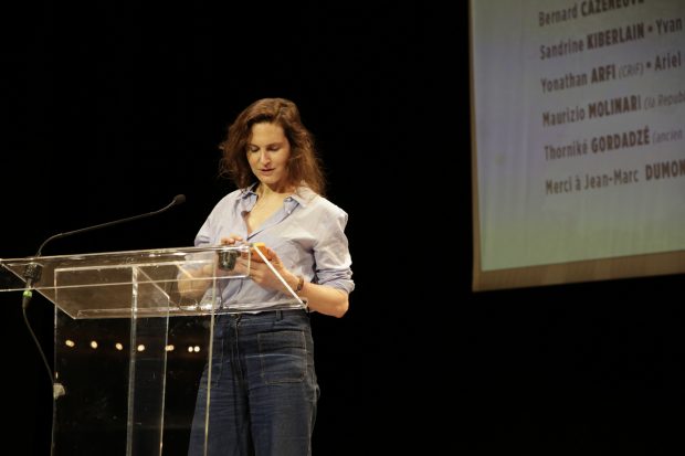 Justine Lévy lors de la soirée de mobilisation contre l'antisémitisme organisée par la revue La Règle du jeu, avec la présence de nombreux intellectuels, écrivains, artistes.