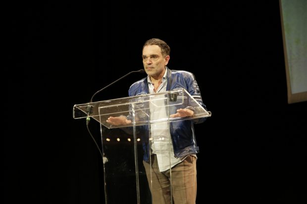 Yann Moix lors de la soirée de mobilisation contre l'antisémitisme organisée par la revue La Règle du jeu, avec la présence de nombreux intellectuels, écrivains, artistes.