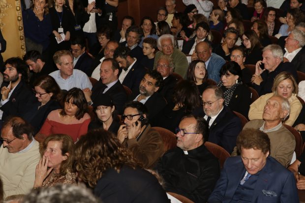 Charlotte Gainsbourg et Yvan Attal lors de la soirée de mobilisation contre l'antisémitisme organisée par la revue La Règle du jeu, avec la présence de nombreux intellectuels, écrivains, artistes. Le 3 juin 2024, au Théâtre Antoine, à Paris.