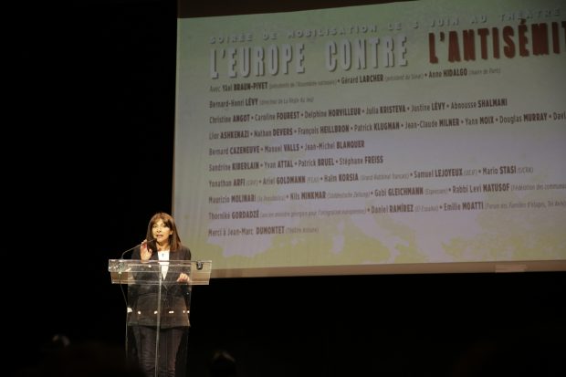 Anne Hidalgo lors de la soirée de mobilisation contre l'antisémitisme organisée par la revue La Règle du jeu, avec la présence de nombreux intellectuels, écrivains, artistes. Le 3 juin 2024, au Théâtre Antoine, à Paris.