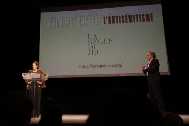Christine Angot et Bernard-Henri Lévy lors de la soirée de mobilisation contre l'antisémitisme organisée par la revue La Règle du jeu, avec la présence de nombreux intellectuels, écrivains, artistes. Le 3 juin 2024, au Théâtre Antoine, à Paris.