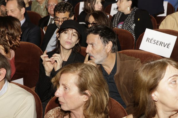 Charlotte Gainsbourg et Yvan Attal lors de la soirée de mobilisation contre l'antisémitisme organisée par la revue La Règle du jeu, avec la présence de nombreux intellectuels, écrivains, artistes.