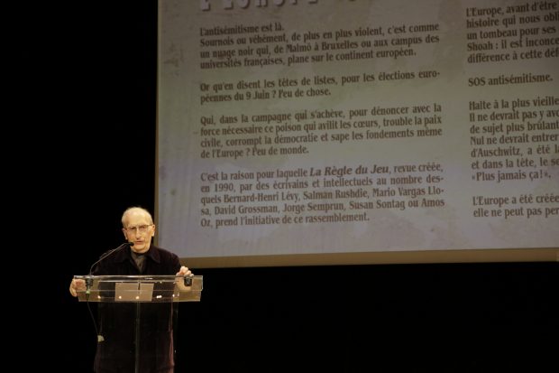 Jean-Claude Milner lors de la soirée de mobilisation contre l'antisémitisme organisée par la revue La Règle du jeu, avec la présence de nombreux intellectuels, écrivains, artistes. Le 3 juin 2024, au Théâtre Antoine, à Paris.
