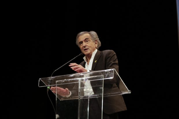 Bernard-Henri Lévy lors de la soirée de mobilisation contre l'antisémitisme organisée par la revue La Règle du jeu, avec la présence de nombreux intellectuels, écrivains, artistes. Le 3 juin 2024, au Théâtre Antoine, à Paris.