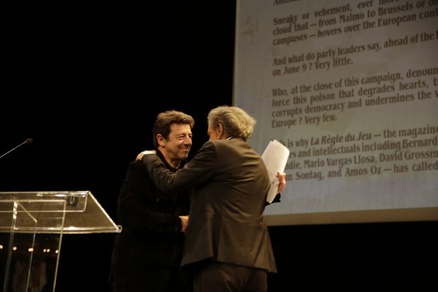 Patrick Bruel et Bernard-Henri Lévy lors de la soirée de mobilisation contre l'antisémitisme organisée par la revue La Règle du jeu, avec la présence de nombreux intellectuels, écrivains, artistes. Le 3 juin 2024, au Théâtre Antoine, à Paris.