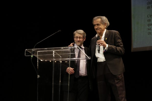 Haïm Korsia et Bernard-Henri Lévy lors de la soirée de mobilisation contre l'antisémitisme organisée par la revue La Règle du jeu, avec la présence de nombreux intellectuels, écrivains, artistes. Le 3 juin 2024, au Théâtre Antoine, à Paris.