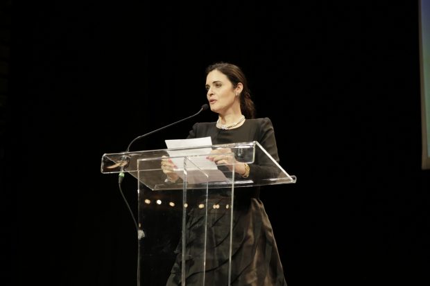 Emilie Moatti lors de la soirée de mobilisation contre l'antisémitisme organisée par la revue La Règle du jeu, avec la présence de nombreux intellectuels, écrivains, artistes. Le 3 juin 2024, au Théâtre Antoine, à Paris.