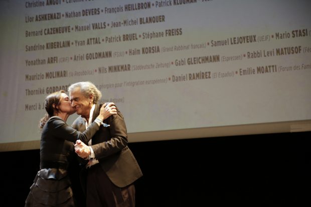Emilie Moatti et Bernard-Henri Lévy lors de la soirée de mobilisation contre l'antisémitisme organisée par la revue La Règle du jeu, avec la présence de nombreux intellectuels, écrivains, artistes. Le 3 juin 2024, au Théâtre Antoine, à Paris.
