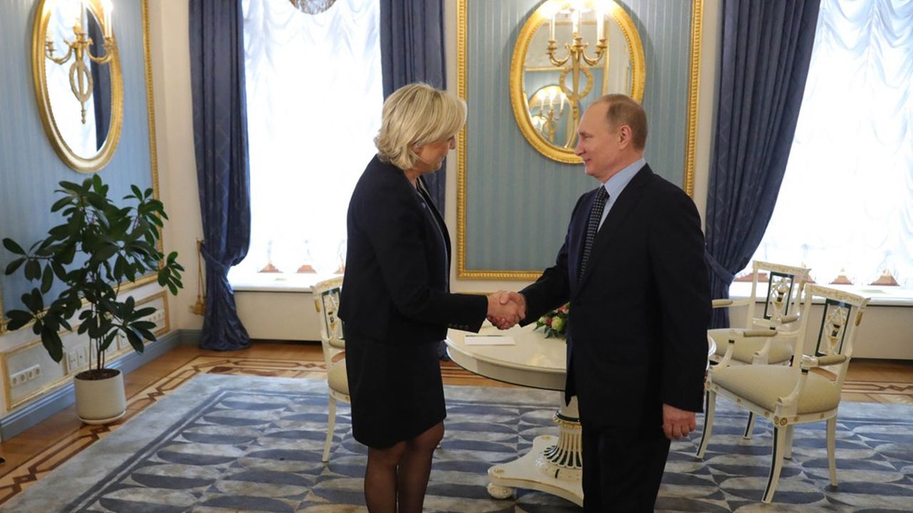 Marine Le Pen avec Vladimir Poutine lors d'une rencontre au Kremlin, le 24 mars 2017.