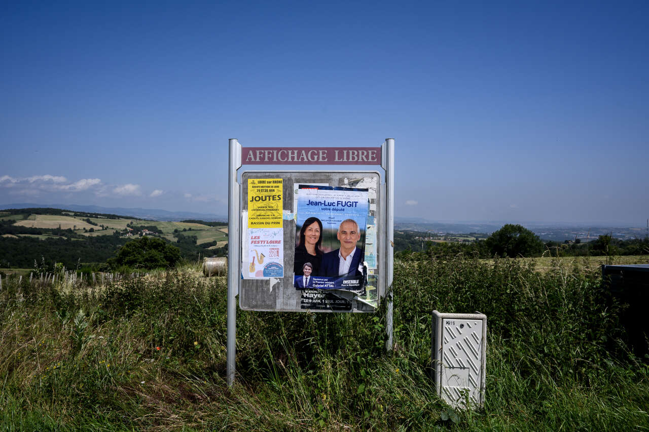 Cette photo montre des affiches de campagne affichées, au bord de la route, avant les prochaines élections parlementaires anticipées les 30 juin et 7 juillet, à Pélussin, près de Lyon, dans le centre-est de la France, le 19 juin 2024.
