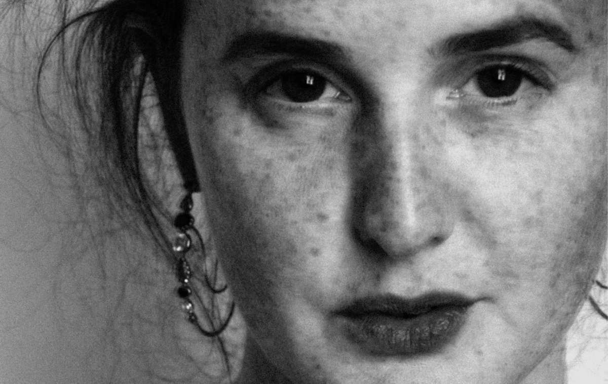 Portrait en noir et blanc de l'écrivaine Avril Bénard.