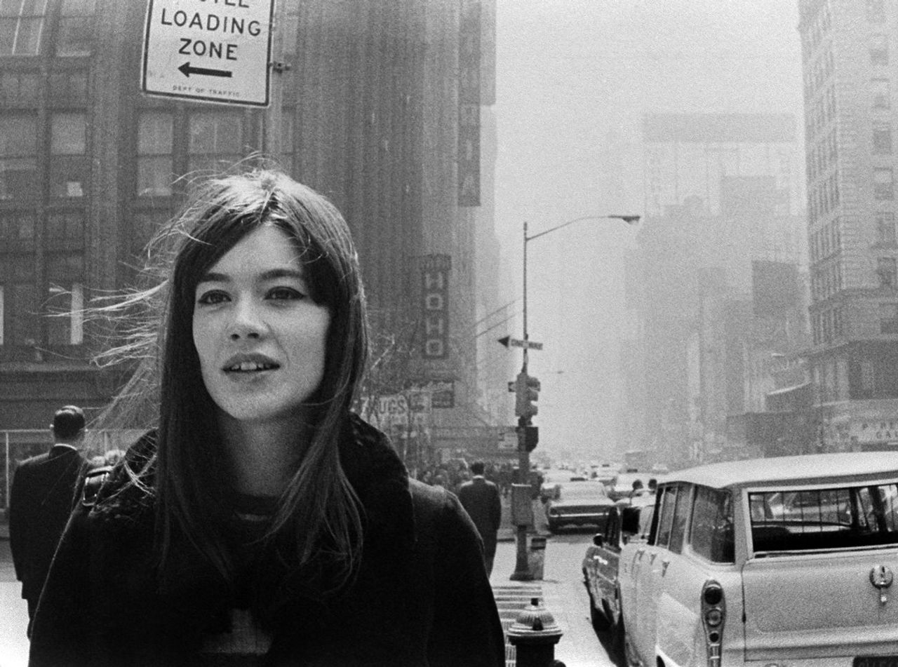 Françoise Hardy marche dans les rues de New York en avril 1965.