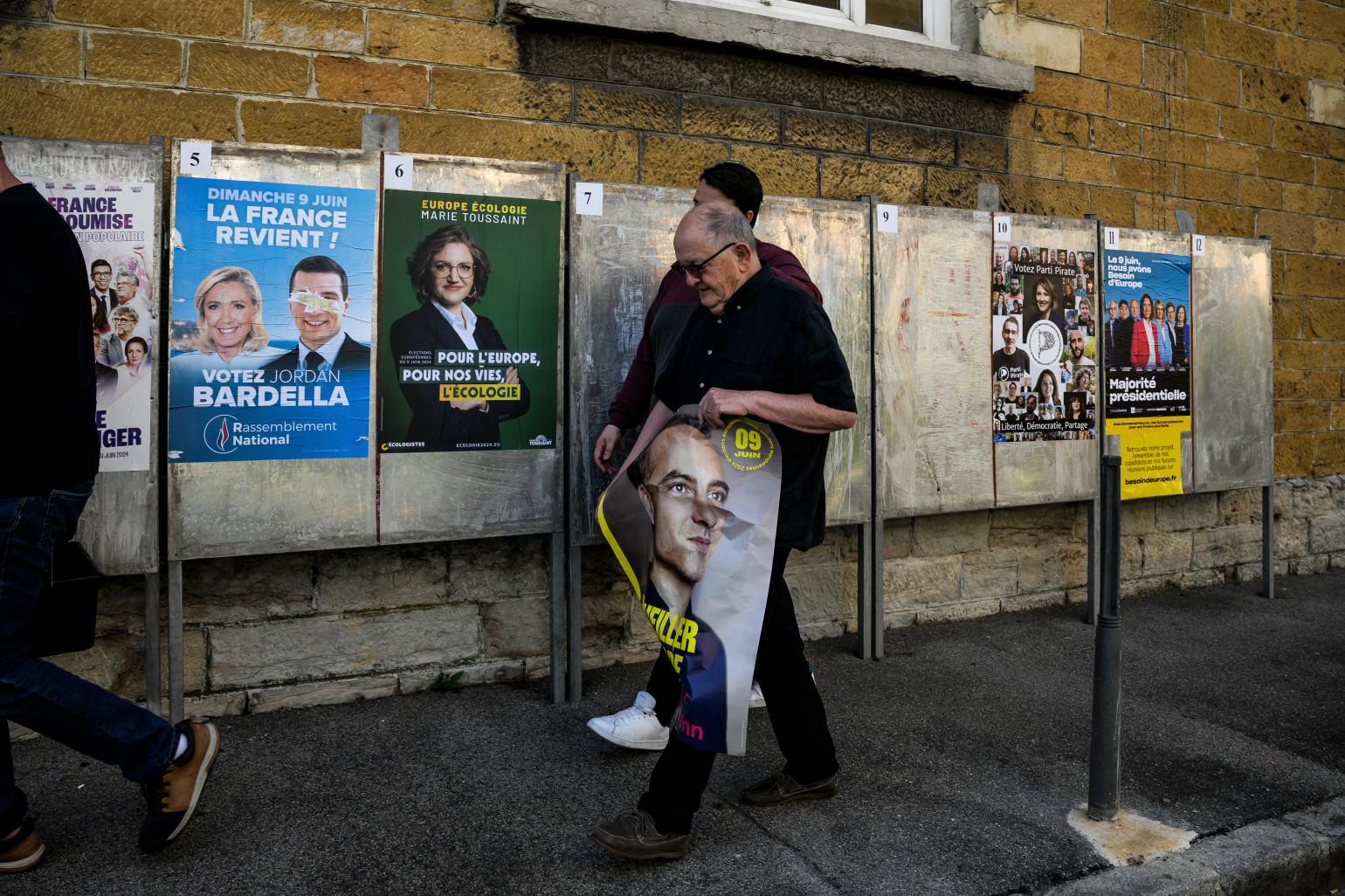 Des militants installant des affiches pour les européennes de 2024.