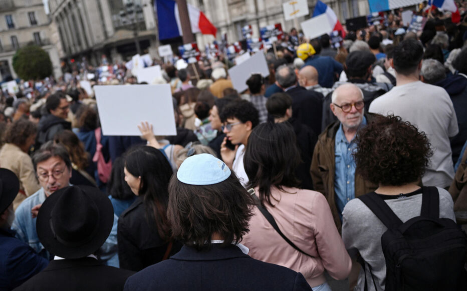 Un rassemblement a eu lieu le 19 juin devant l’Hôtel de Ville de Paris après le viol d'une jeune fille de 12 ans, le samedi 15 juin à Courbevoie parce qu'elle était juive.