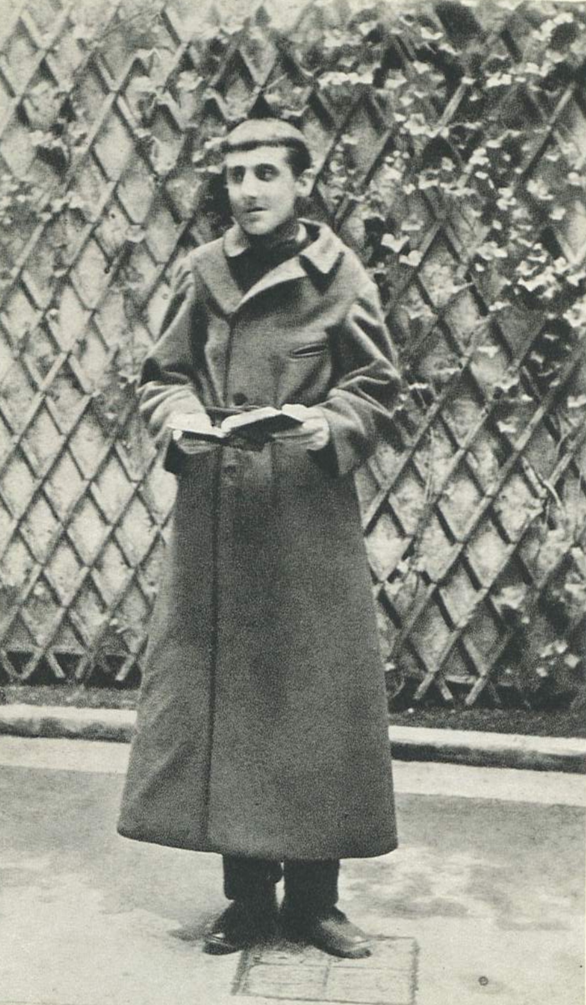 Sur une photographie prise à Orléans durant son service militaire, on aurait dit que Marcel Proust portait l’habit d’un religieux plutôt que l’uniforme d’un soldat.