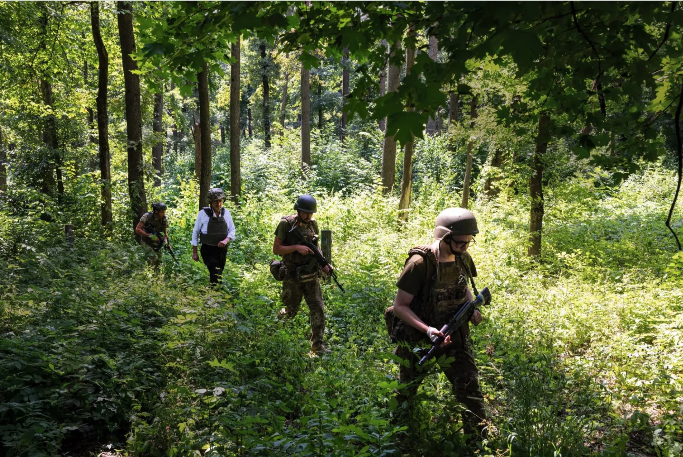 Progression aux côtés d’hommes de la 92e brigade vers une position d’artillerie. Dans une forêt au nord de Kharkiv, le 14 juillet.