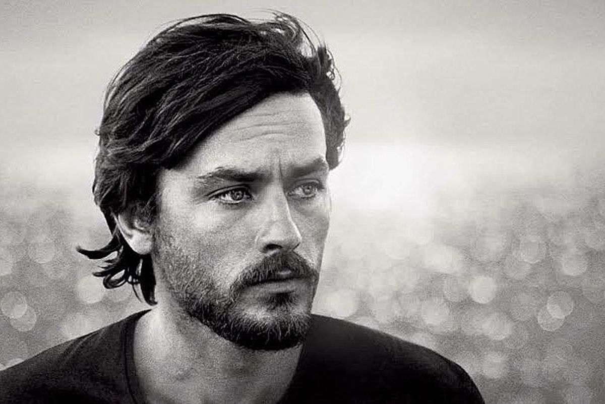 Portrait en noir et blanc d'Alain Delon jeune