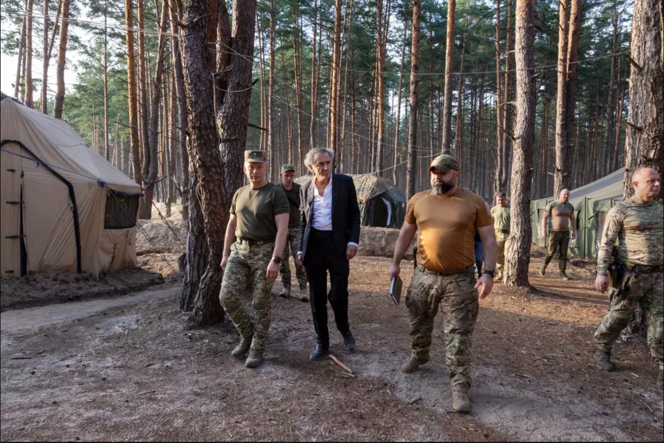 Dans une forêt ukrainienne, le général Oleksandr Syrsky (à g.), BHL, et le colonel George Kuparashvili échangent.