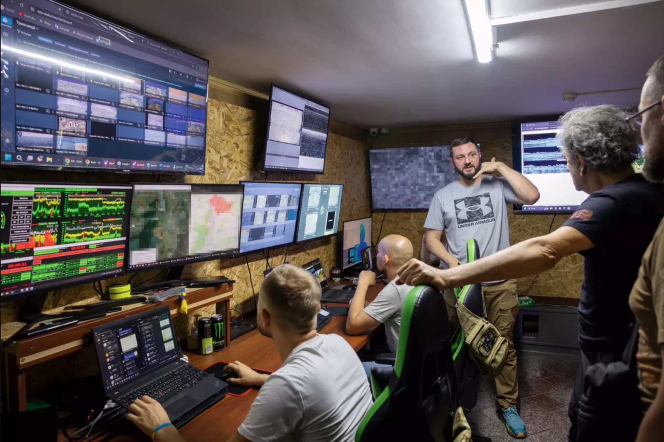 Dans une salle de contrôle aérien, placée dans un sous-sol, es opérateurs ukrainiens contrôlent tous types de drones. 